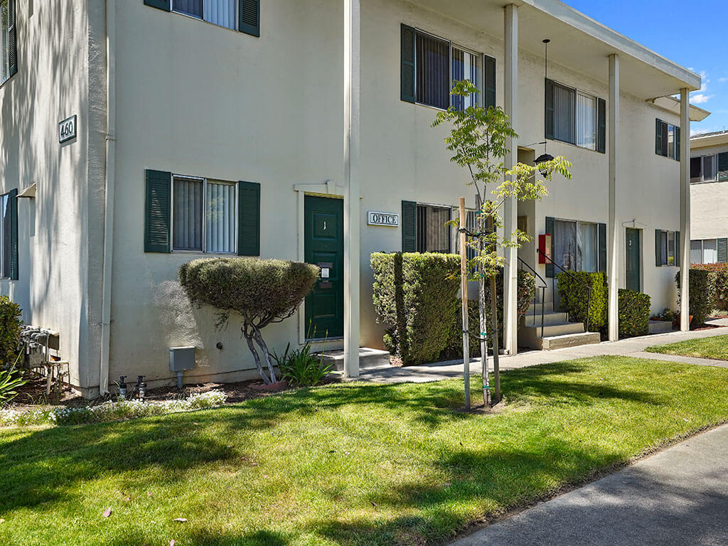 Colonial Garden Apartments photo 4